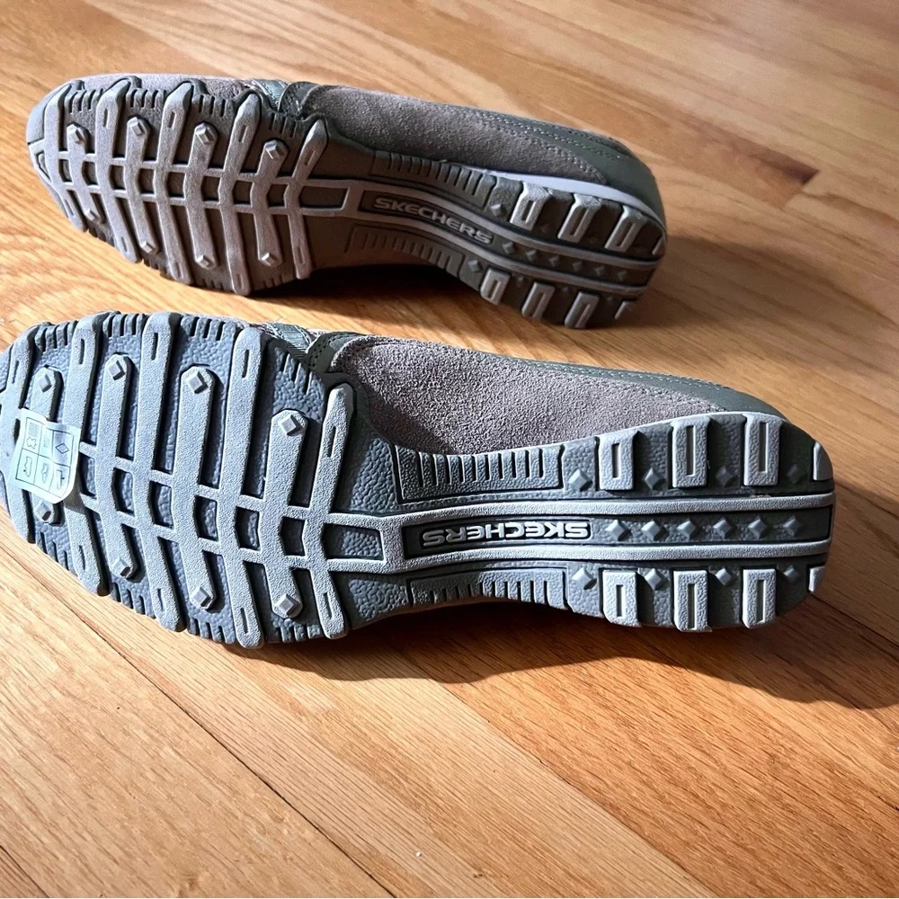 Skechers slip on sz 9.5 Women's Gray Casual Shoes hardly used fun style